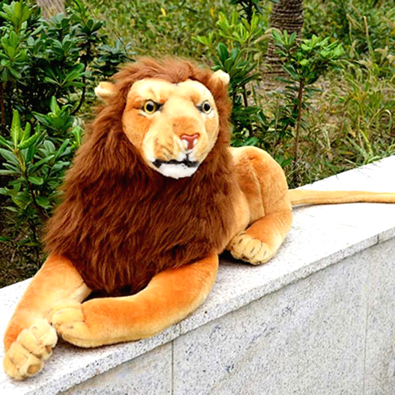 Peluche lion réaliste avec crinière, idéal cadeau enfant.