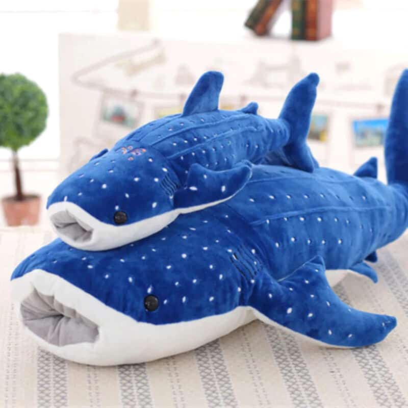 Peluche requin baleine bleue avec pois blancs, idéale cadeau enfant.